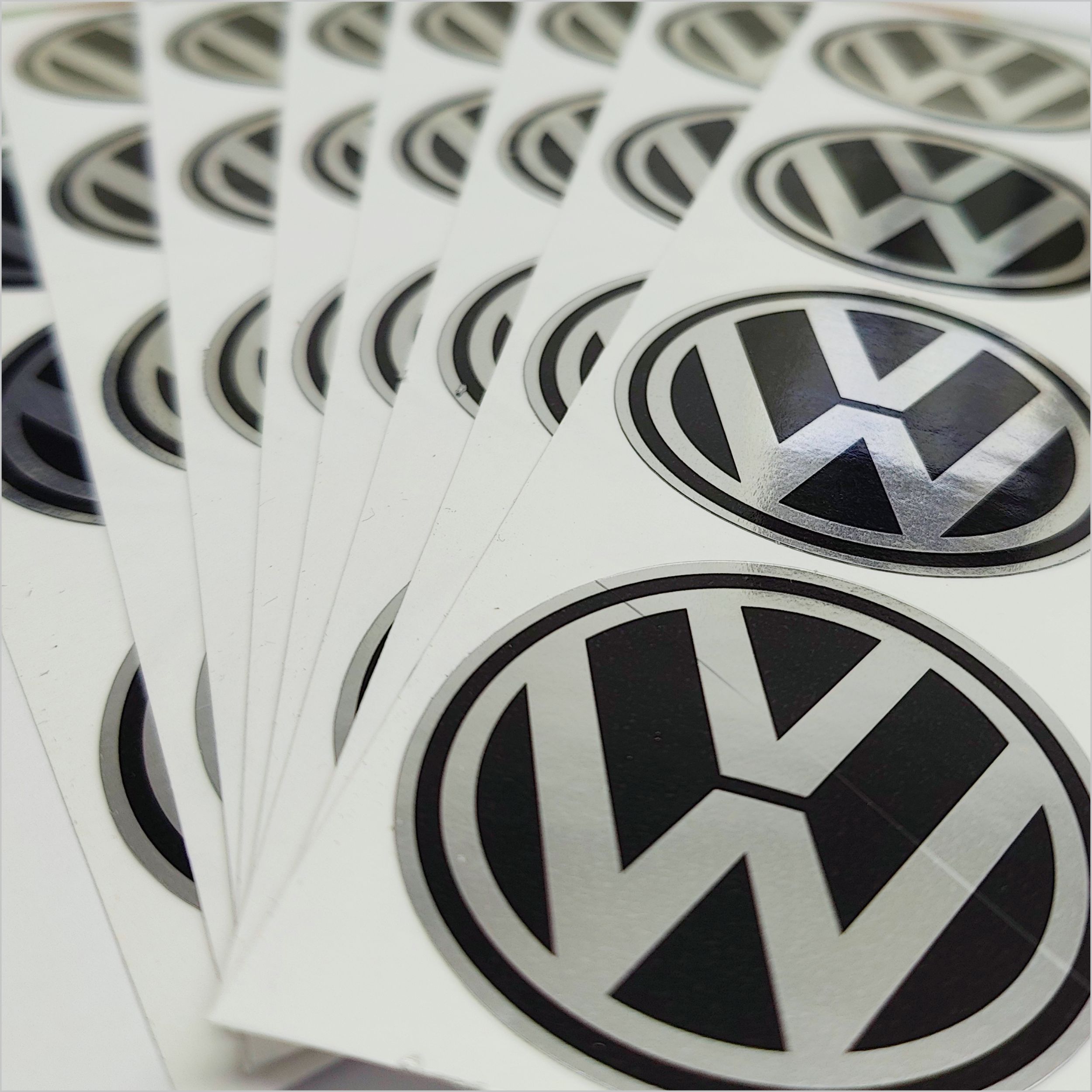 Wielnaaf stickers Volkswagen Zwart met Rand Chroom